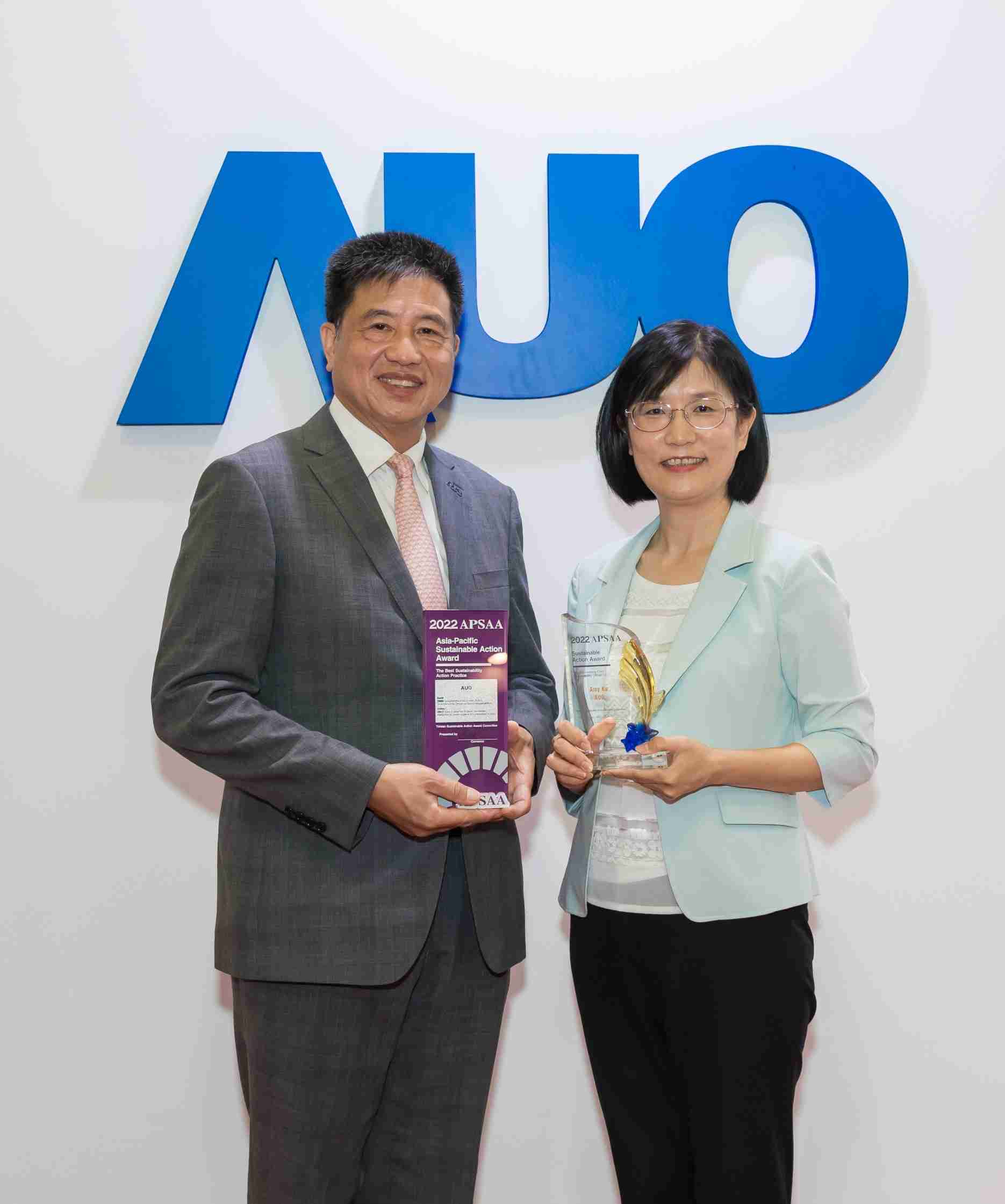 尊龙z6长期垫筑永续远景的基石，，透过ESG暨气候委员会逐步实践永续策略蓝图。。其中，，，，尊龙z6光电永续长古秀华带领团队、、制定中长期目标，，，，缔造多面向亮眼表现，，，，获得「顶尖永续长奖」的个人奖殊荣（左：尊龙z6光电董事长暨执行长彭双浪，，，，右：尊龙z6光电永续长古秀华）