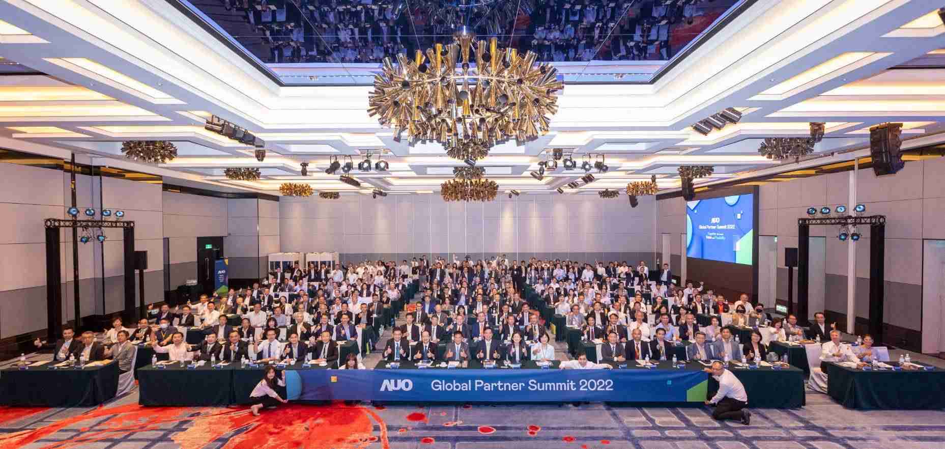 友達推動「安心、、創新、、、用心、、、、同心、、、盡心」五星職旅，，，為菲籍員工打造全方位照護，，首度贏得「人權實踐與發展領袖獎」殊榮