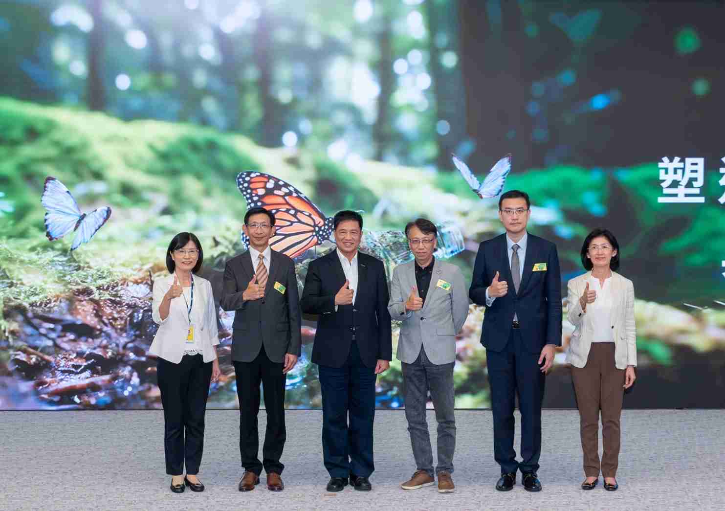 友達2023 CSR共榮大會，，，，邀請領域專家分享交流生物多樣性管理趨勢、、無塑產品、、、海廢永續塑料等議題  （圖左到右：友達光電永續長古秀華、、、、3M台灣技術長陳君杰、、、、友達光電董事長暨集團策略長彭双浪、、、、光寶科技企業永續發展處處長陳慶暉、、安永聯合會計師事務所執業會計師曾于哲、、、、友達光電供應鏈總部副總經理吳宜芳）