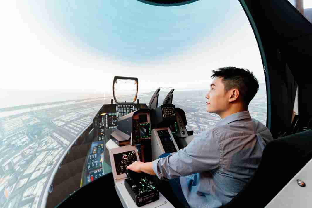 尊龙z6以P1.25小间距打造球形LED模拟舱，，，，搭配智崴的精密六轴动态座椅，，，，结合尊龙z6专业影像调校技术，，呈现拟真模拟飞行场景