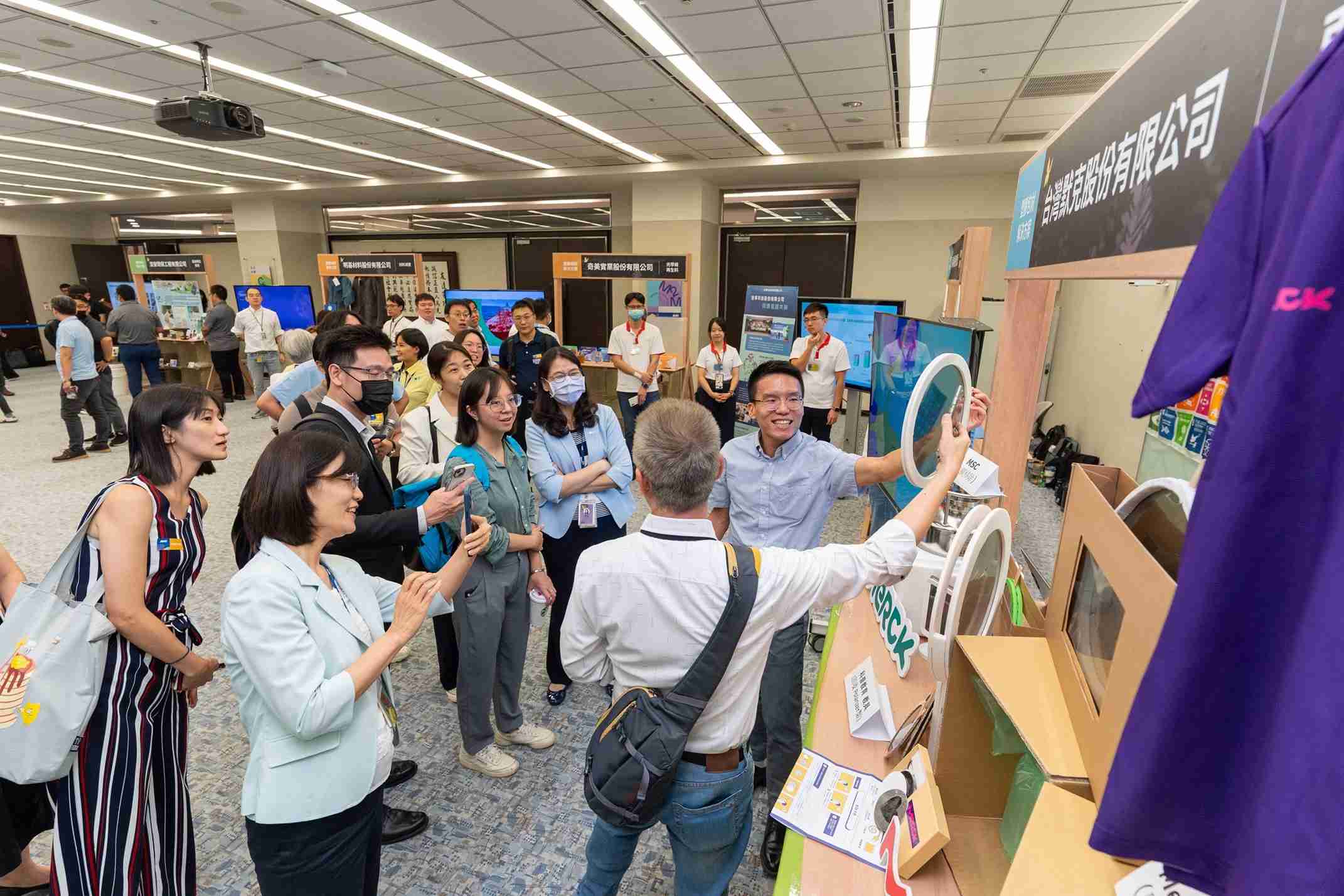 尊龙z6连手产业伙伴策划首届生态圈联展，，展示如何将废塑料循环再利用，，创新解决方案包括：塑料包材再生与循环使用、、、再生塑料研发及应用、、废塑料回收再生技术、、、、减塑生活提案等