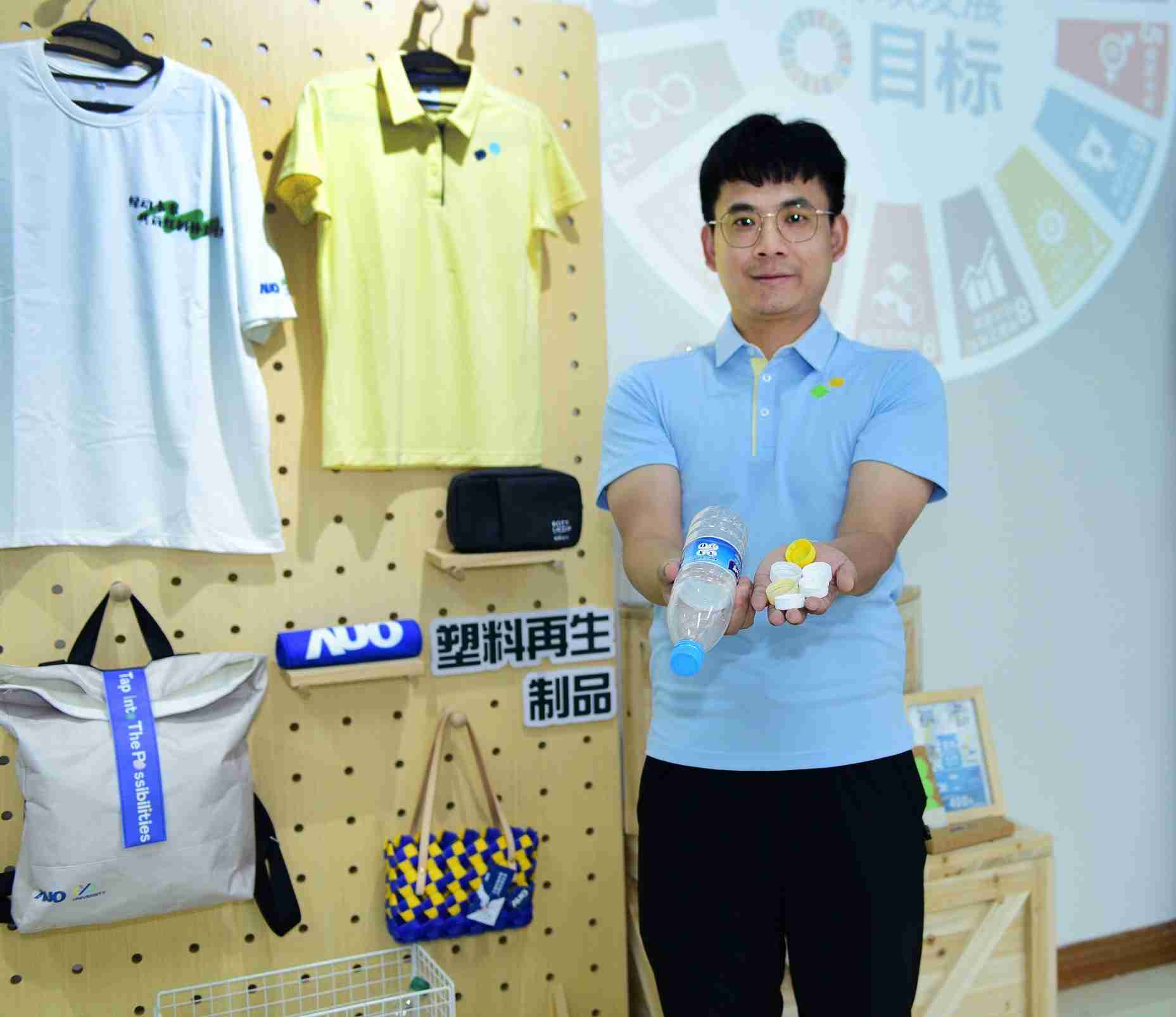 「2024智慧尊龙z6展」永续发展馆中，，展示尊龙z6厦门驱动永续发展之成果，，，，包含将厂内废弃物再制为实用物品，，，，将永续发展理念深植于员工生活日常实践