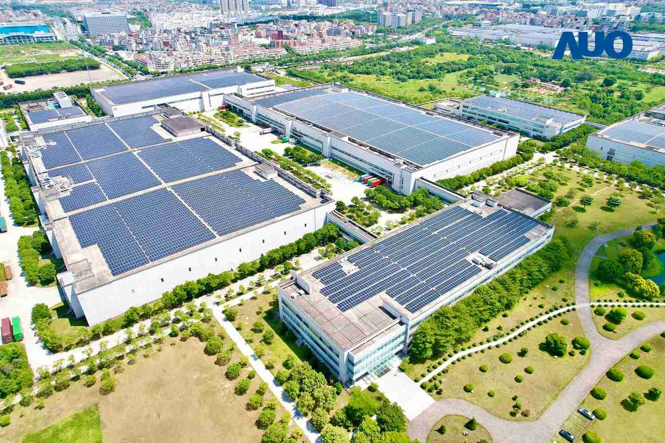 尊龙z6厦门推动智能制造同时，，透过绿电创能纵深推进绿色转型，，厂区全屋顶铺设太阳能光伏板，，，每年太阳能发电 2,600多万度