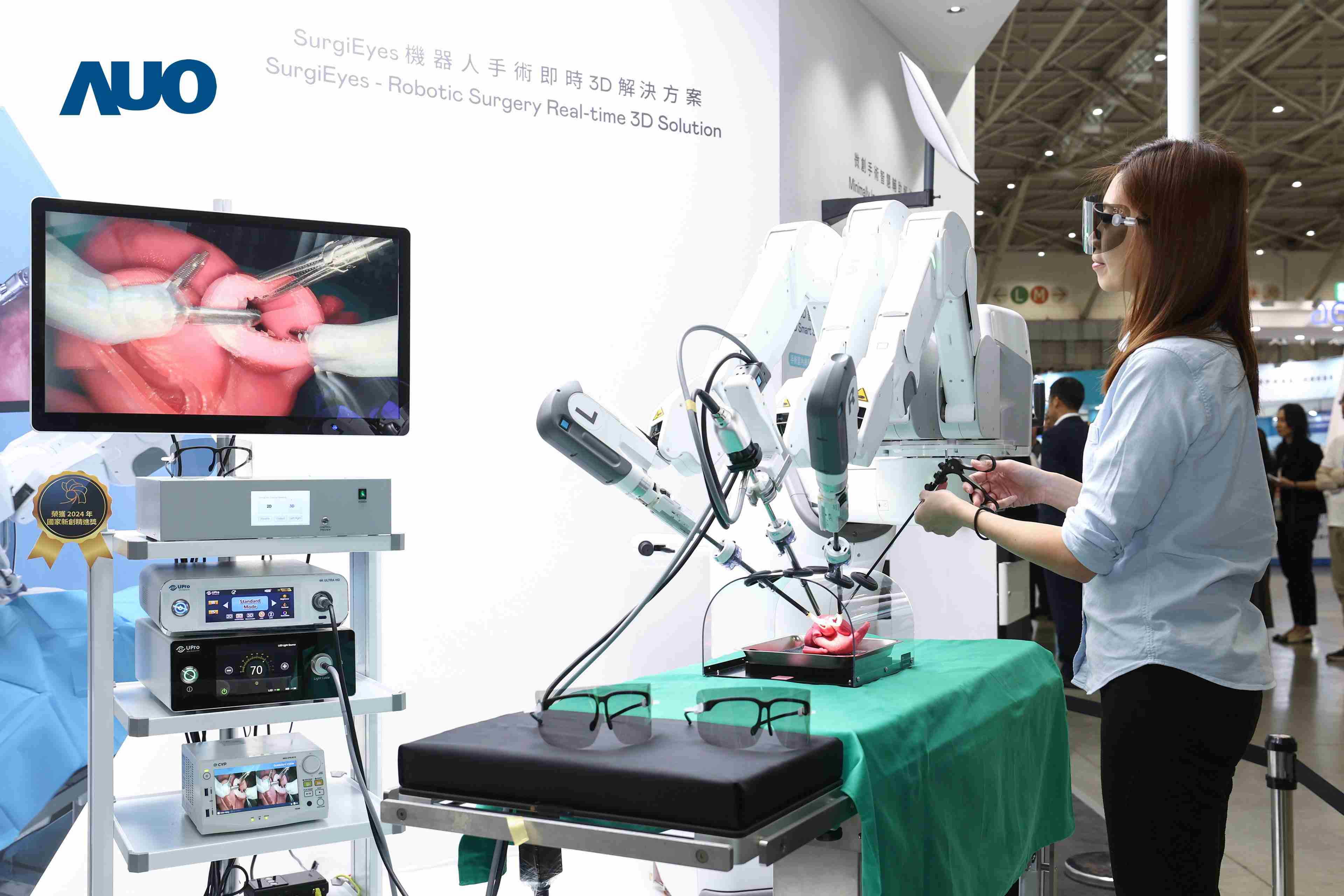 达擎以领先的3D显示技术推出〝SurgiEyes机器人手术实时3D解决方案〞，，，整合先进3D图像处理与独家3D垂直宽视角、、、广色域的显示技术，，，，手术团队可实时同步主刀医师视角看到清晰3D影像，，提升沟通效率与安全性。。。。