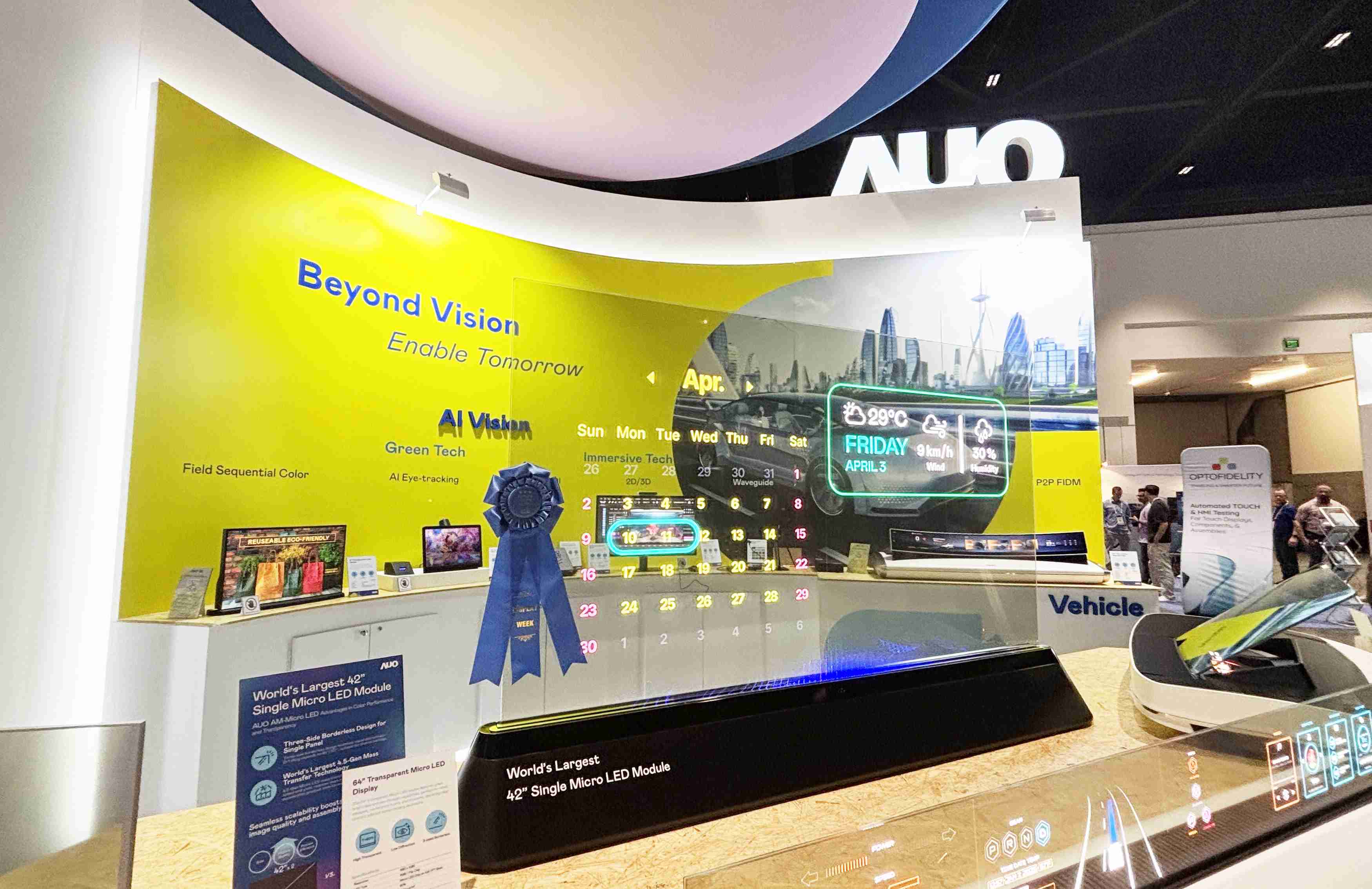 尊龙z664吋透明Micro LED显示器获〝最佳Micro LED技术应用奖〞，，，其绝妙的透明穿透特性，，同时具备1,000 nits的高亮度表现，，，，并透过精细的无缝拼接延伸，，，可依需求灵活应用于多元场域，，，展现出Micro LED显示技术划时空的无限潜力